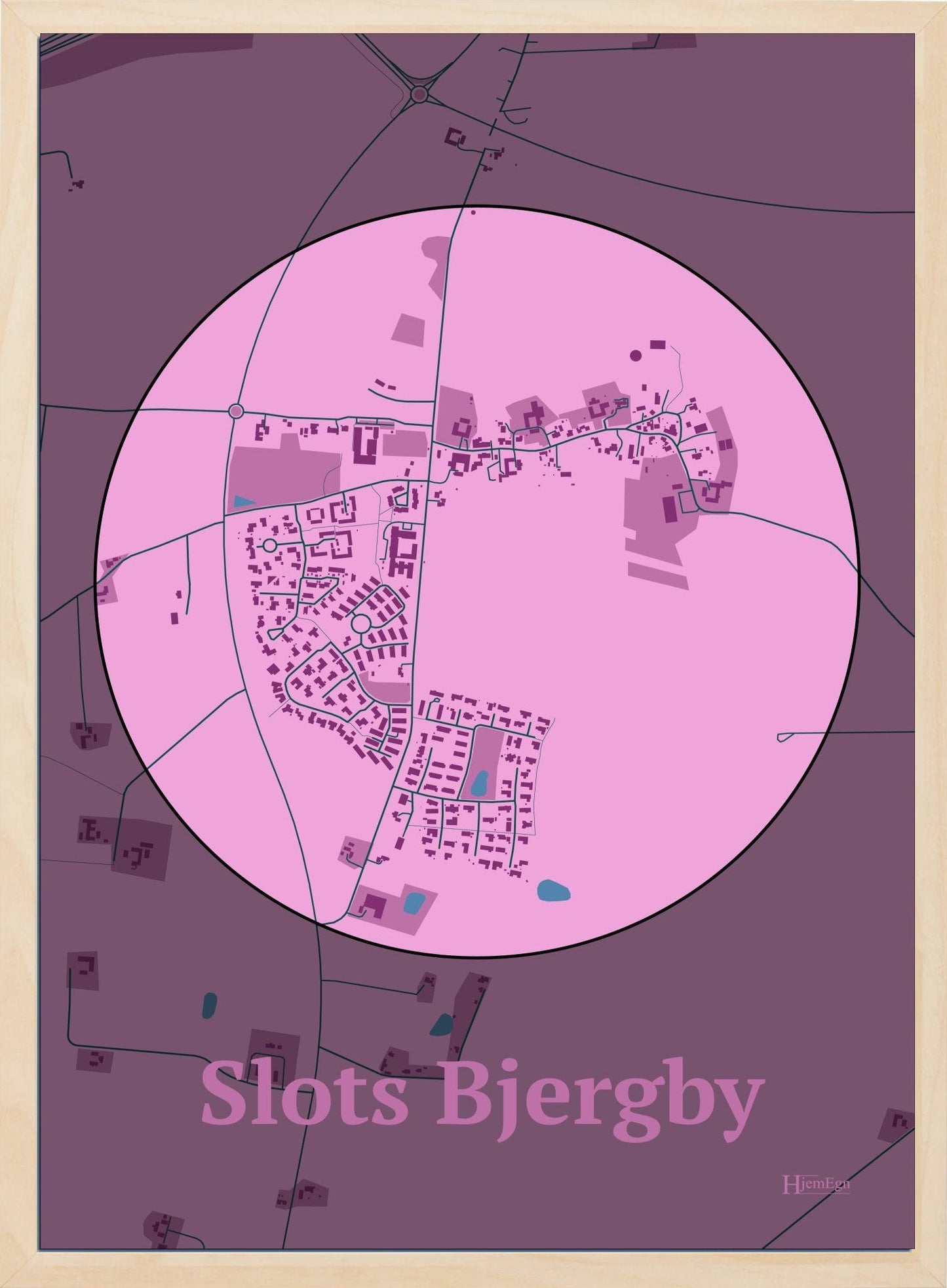 Slots Bjergby plakat i farve pastel rød og HjemEgn.dk design centrum. Design bykort for Slots Bjergby