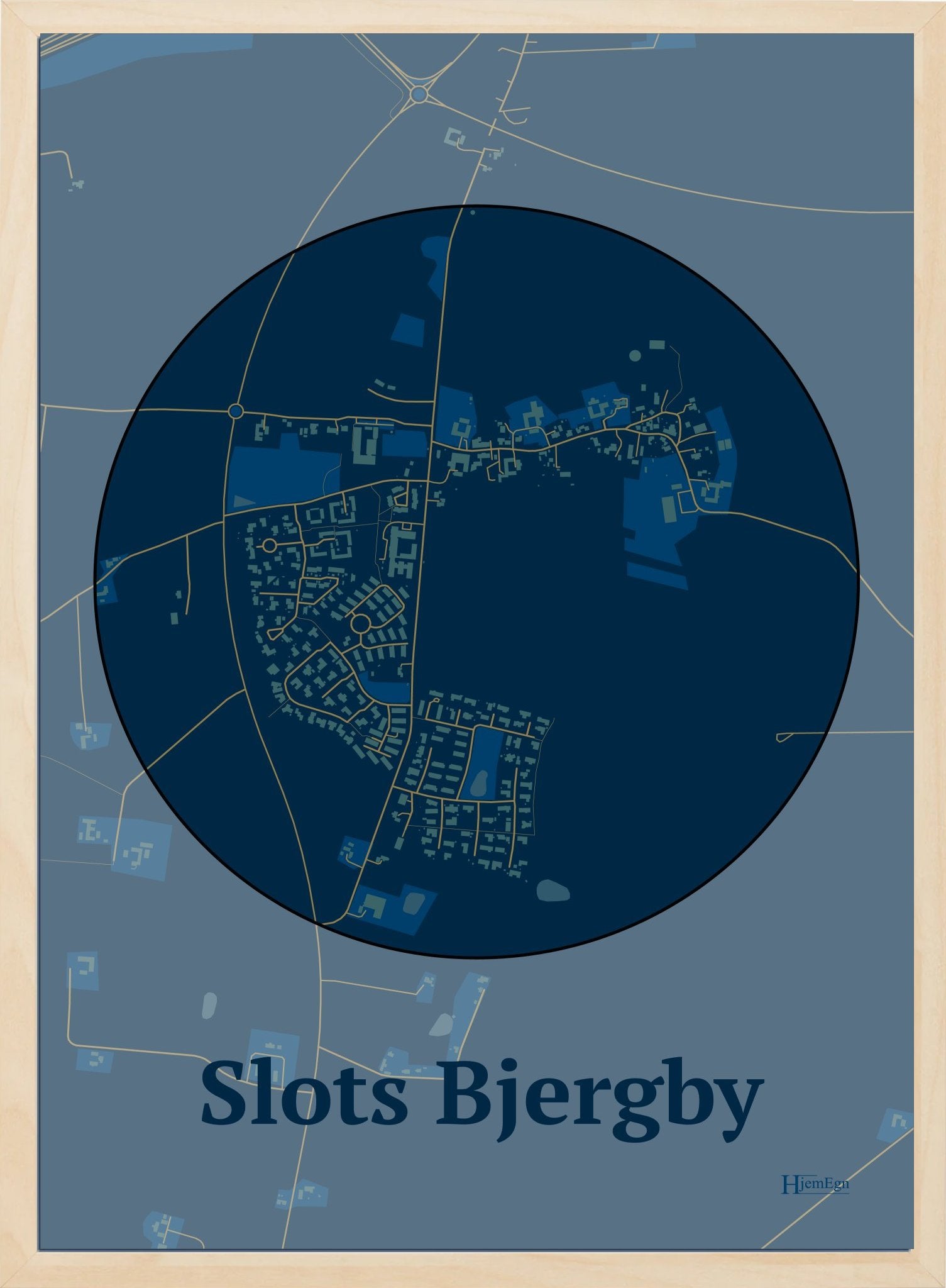 Slots Bjergby plakat i farve mørk blå og HjemEgn.dk design centrum. Design bykort for Slots Bjergby
